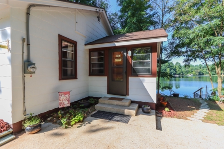 Waterfront Home For Auction on Emerald Lake in Mt. Morris WI - image 17