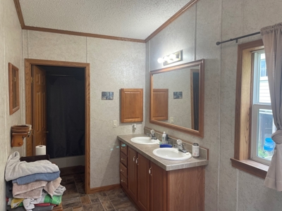 Perfect Country Retreat Ideally Located Just Outside Decorah - image 15