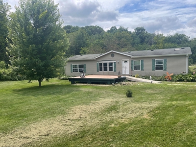 Perfect Country Retreat Ideally Located Just Outside Decorah - image 20