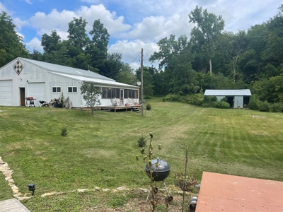 Perfect Country Retreat Ideally Located Just Outside Decorah - image 4
