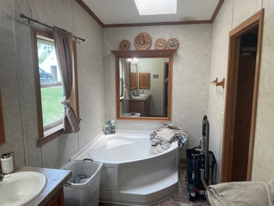Perfect Country Retreat Ideally Located Just Outside Decorah - image 14