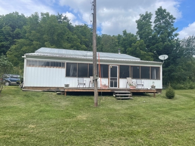Perfect Country Retreat Ideally Located Just Outside Decorah - image 2