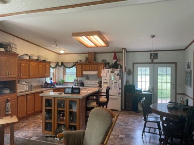 Perfect Country Retreat Ideally Located Just Outside Decorah - image 10