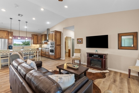 Country Home on 14 Acres, Live Oak County!! - image 9