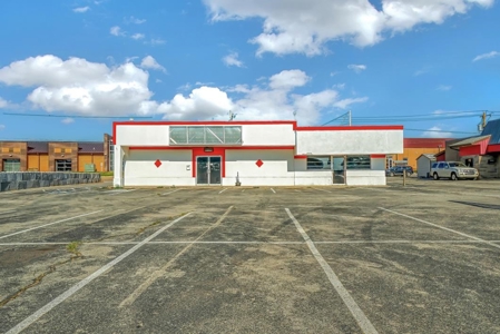Restaurant Building For Sale in Clinton, Ok.!! - image 1
