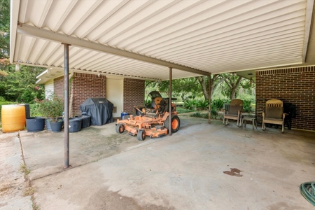 Spacious Renovated Home with Acreage in Liberty, MS - image 40
