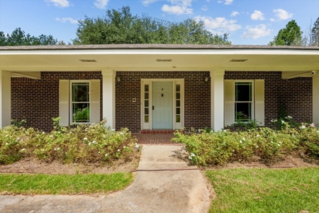 Spacious Renovated Home with Acreage in Liberty, MS - image 5