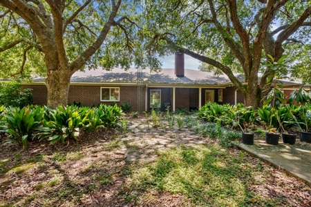 Spacious Renovated Home with Acreage in Liberty, MS - image 36