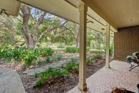 Spacious Renovated Home with Acreage in Liberty, MS - image 35