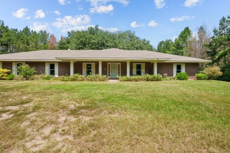 Spacious Renovated Home with Acreage in Liberty, MS - image 3