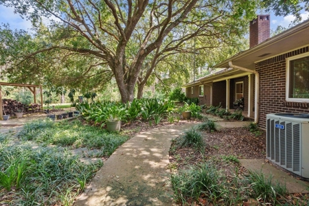 Spacious Renovated Home with Acreage in Liberty, MS - image 33