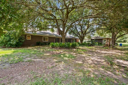 Spacious Renovated Home with Acreage in Liberty, MS - image 37