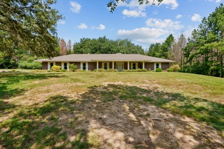 Spacious Renovated Home with Acreage in Liberty, MS - image 1