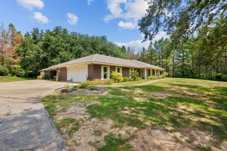 Spacious Renovated Home with Acreage in Liberty, MS - image 4