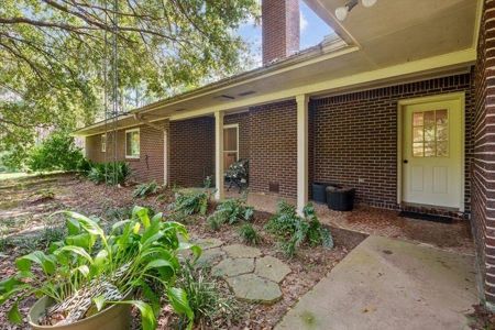 Spacious Renovated Home with Acreage in Liberty, MS - image 34