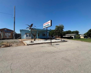 Motel and Liquor store 8 miles from Great Salt Plans Lake. - image 1