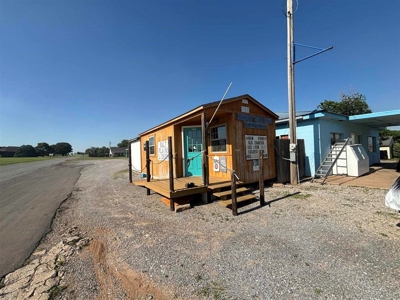 Motel and Liquor store 8 miles from Great Salt Plans Lake. - image 6
