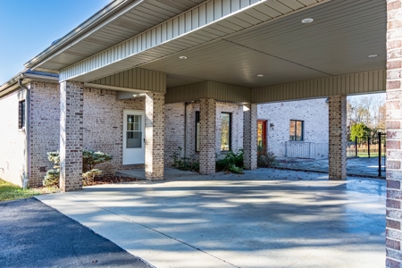 Home Near Lake Cumberland in Albany, Kentucky - image 3