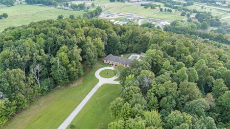 Home in Albany, Kentucky - image 10