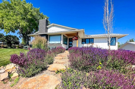 Gorgeous Home With Acreage On Outskirts Of Lewistown - image 1