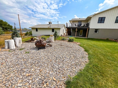 Gorgeous Home With Acreage On Outskirts Of Lewistown - image 44