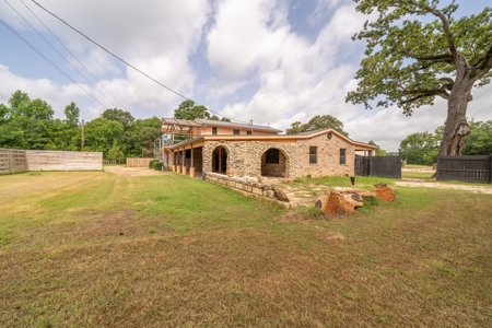 Country Home Located by Lake O' The Pines Avinger TX - image 15