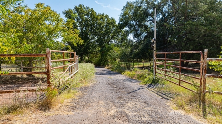 50 Acres 3Br-3Ba Brick - Horse Stalls Working Pens Tack Room - image 7