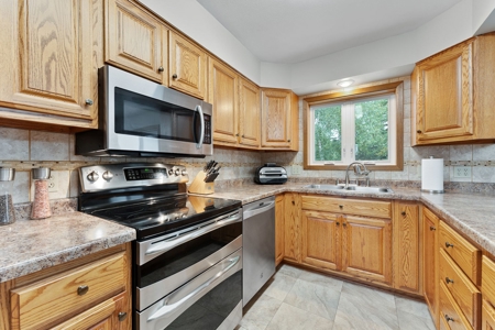 Charming Farmhouse on 3.94 Acres in Portage, Wisconsin - image 7