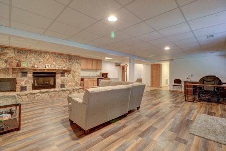 NW IL private home in the woods - image 29