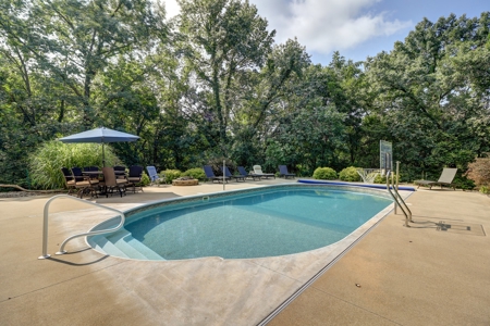 NW IL private home in the woods - image 33