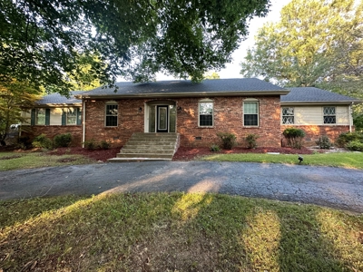 Beautiful 3/2.5 Brick House & Lot in Forest Hills For Sale - image 7