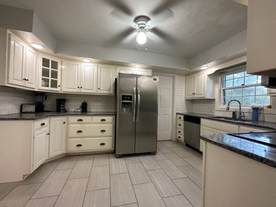 Beautiful 3/2.5 Brick House & Lot in Forest Hills For Sale - image 5