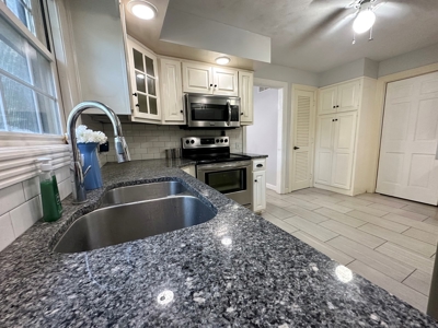 Beautiful 3/2.5 Brick House & Lot in Forest Hills For Sale - image 6