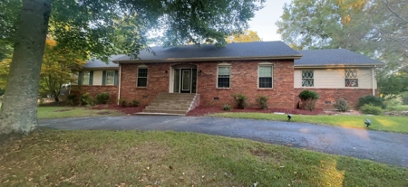 Beautiful 3/2.5 Brick House & Lot in Forest Hills For Sale - image 2