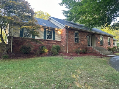 Beautiful 3/2.5 Brick House & Lot in Forest Hills For Sale - image 3