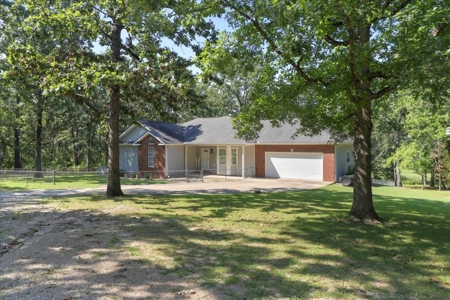 West Plains MO Country Home and 5 Acres in Beautiful Setting - image 2