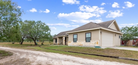 Beautiful 2015 Custom-Built Ranch on 10.72 Acres in Live Oak - image 2