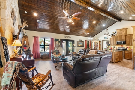 Beautiful 2015 Custom-Built Ranch on 10.72 Acres in Live Oak - image 23