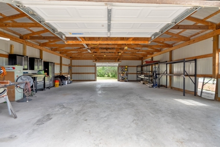 Beautiful 2015 Custom-Built Ranch on 10.72 Acres in Live Oak - image 14