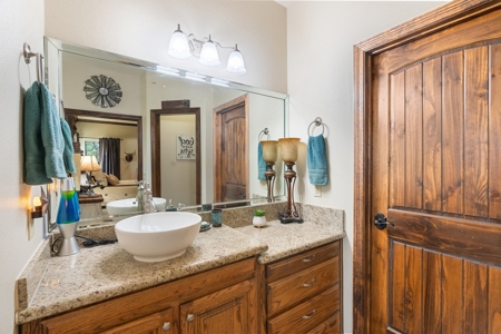 Beautiful 2015 Custom-Built Ranch on 10.72 Acres in Live Oak - image 39