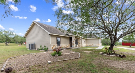 Beautiful 2015 Custom-Built Ranch on 10.72 Acres in Live Oak - image 3
