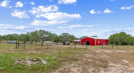 Beautiful 2015 Custom-Built Ranch on 10.72 Acres in Live Oak - image 15
