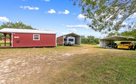 Beautiful 2015 Custom-Built Ranch on 10.72 Acres in Live Oak - image 13