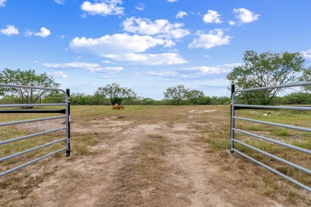Beautiful 2015 Custom-Built Ranch on 10.72 Acres in Live Oak - image 19