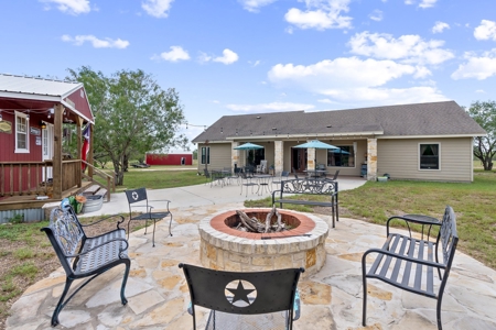 Beautiful 2015 Custom-Built Ranch on 10.72 Acres in Live Oak - image 7