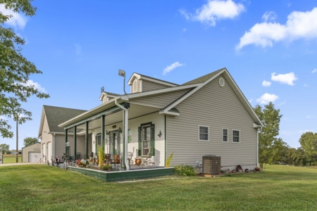 Cameron Country Home & Acreage - Easy Access To I-35 - image 3