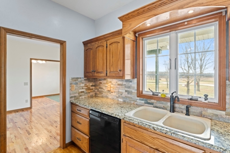 Cameron Country Home & Acreage - Easy Access To I-35 - image 17