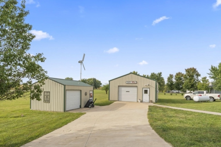 Cameron Country Home & Acreage - Easy Access To I-35 - image 4