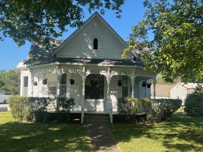 Charming 3-Bedroom Victorian Cottage - image 1