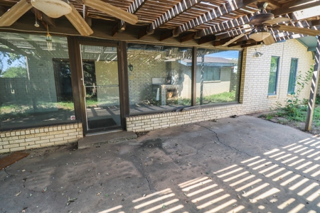 SUPER SPACIOUS HOME w/SUNROOM AND BASEMENT! In Littlefield! - image 22